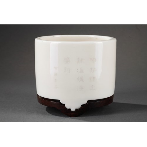 Incense burner "blanc de Chine" porcelain with a engraved sutra